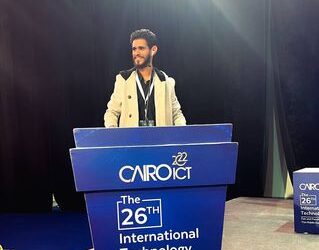 طالب بكلية هندسة يدهش حضور مؤتمر cairo ICT العالمي الافريقي
