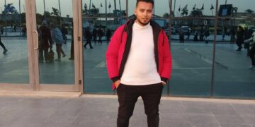 الشاعر محمود عمر مؤلف ديوان ” زي القمر “