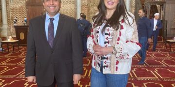 الاعلاميه والدكتوره تغريد عرفه مذيعه برنامج جسور ق٢