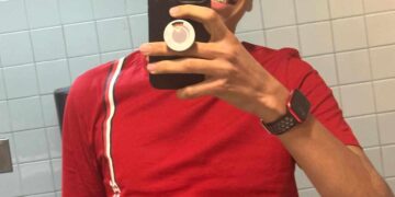 رامز محمد شحاته السيد الشاب البارز في عالم التكنولوجيا والحسابات الاجتماعية، يحقق نجاحاً كبيراً في الإسكندرية.