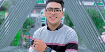 من هو المبرمج ايمن مانو